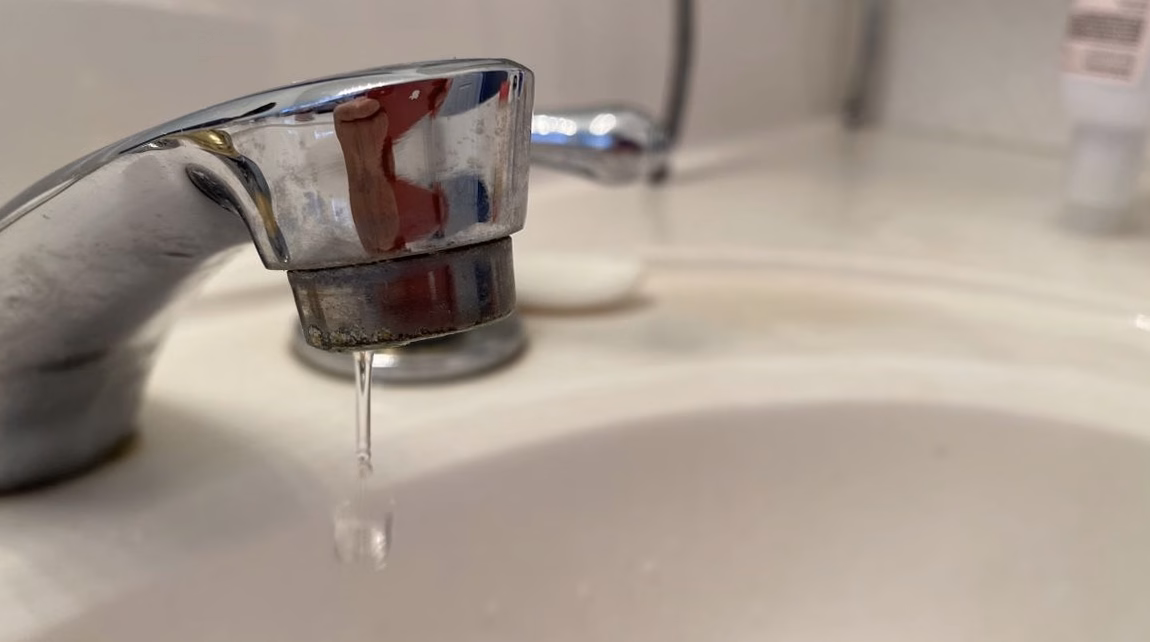 Pourquoi mon robinet fuit : causes et solutions